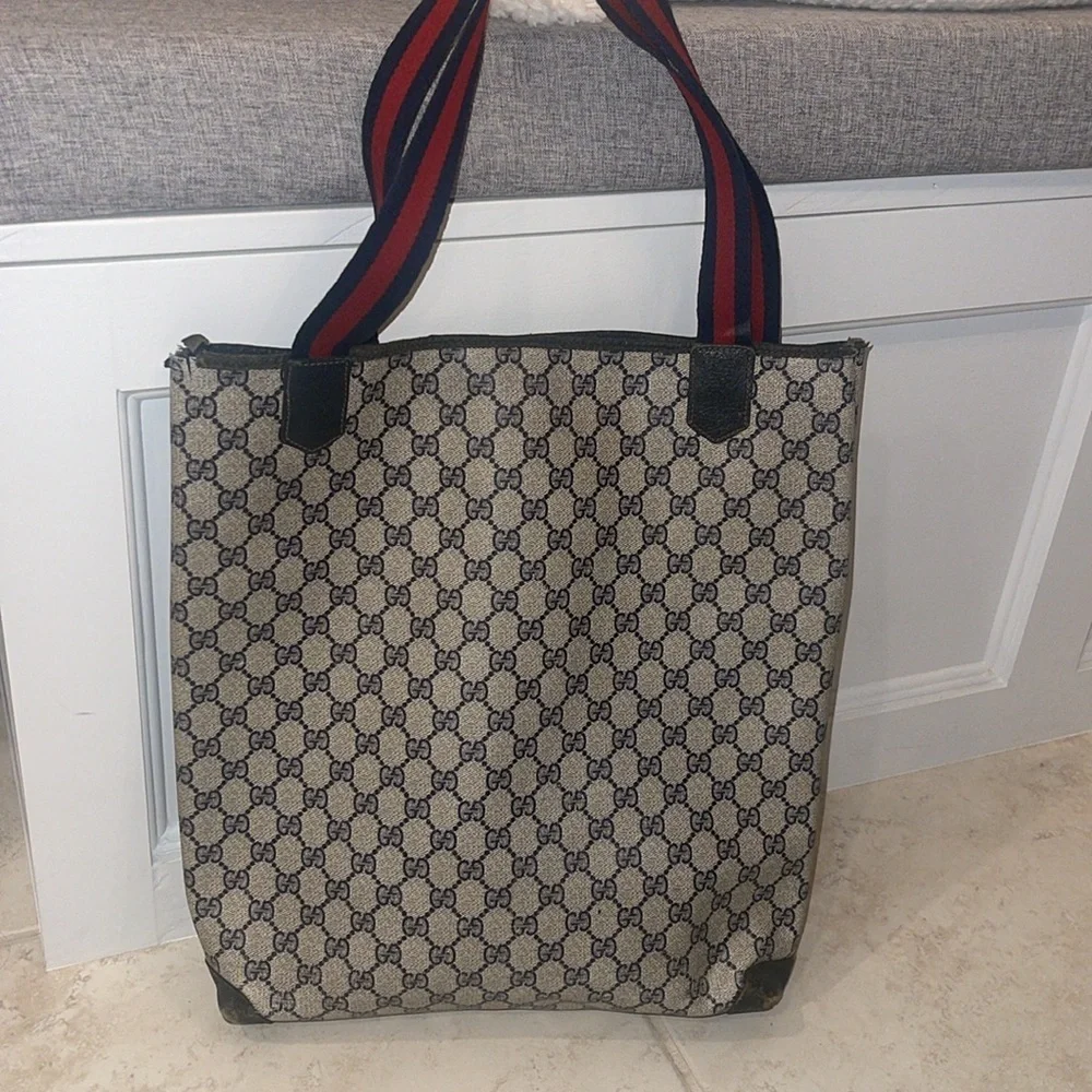 Gucci Lee vintage shoulder bag with the classic red and blue handles